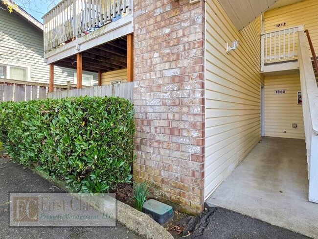 Building Photo - 1908 NE 46th Ave