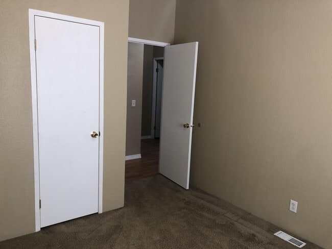 Building Photo - 167 W Rose St