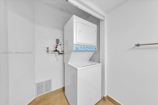 Building Photo - 1300 SW 125th Ave