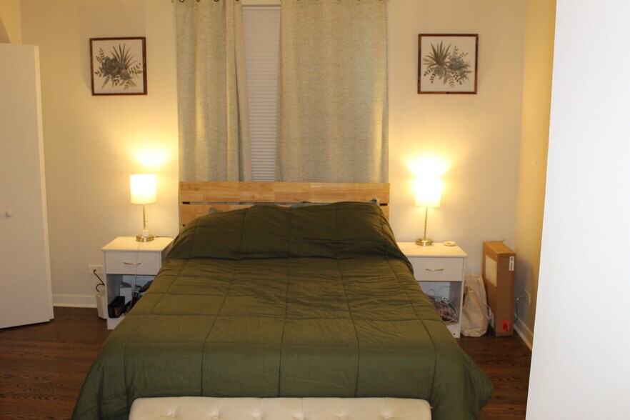 master bedroom - 946 W Fry St