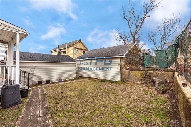 Building Photo - 243 Cedar St