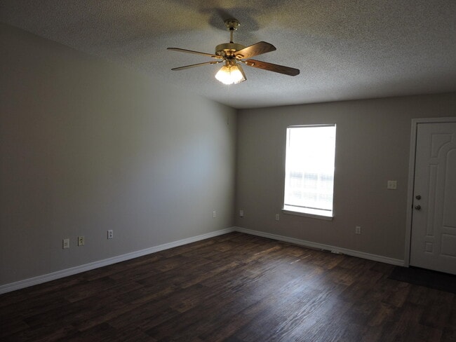 Building Photo - 265 Lindberg St