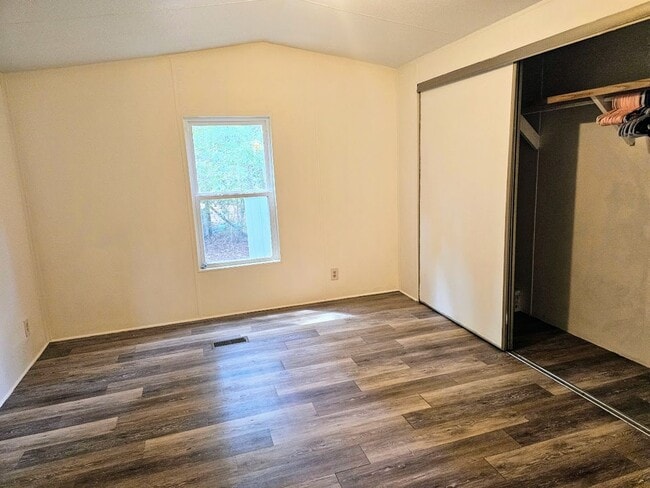 Building Photo - Charming 2 Bed, 2 Bath Mobile Home in a Qu...