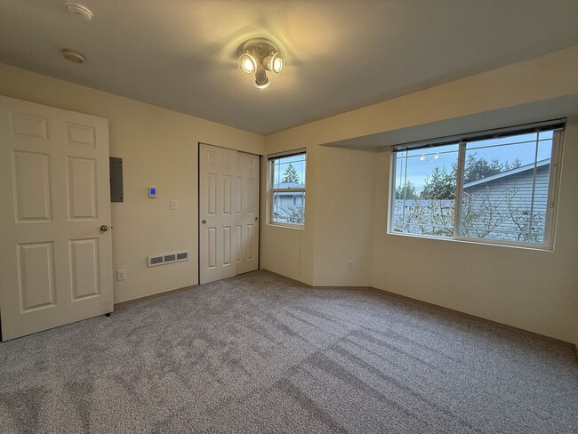 Building Photo - Warm & Cozy 2BD/1.5BTH Townhome for Rent i...