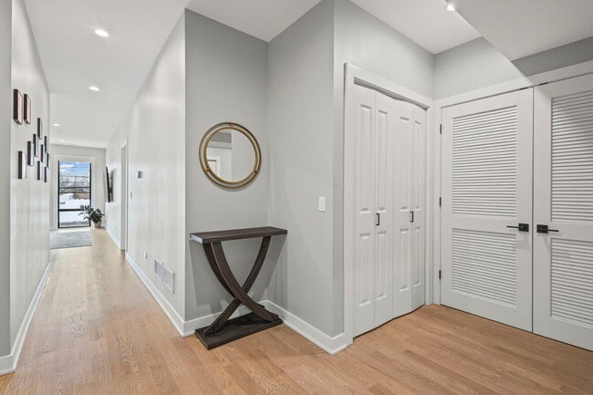 Building Photo - 6246 N Pulaski Rd