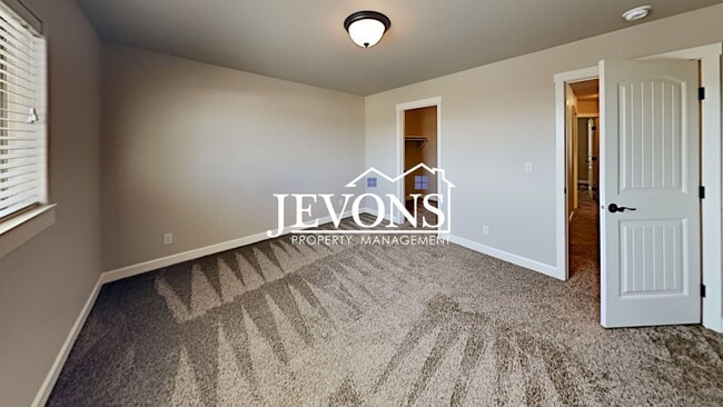 Building Photo - Spacious duplex with master bedroom, backy...