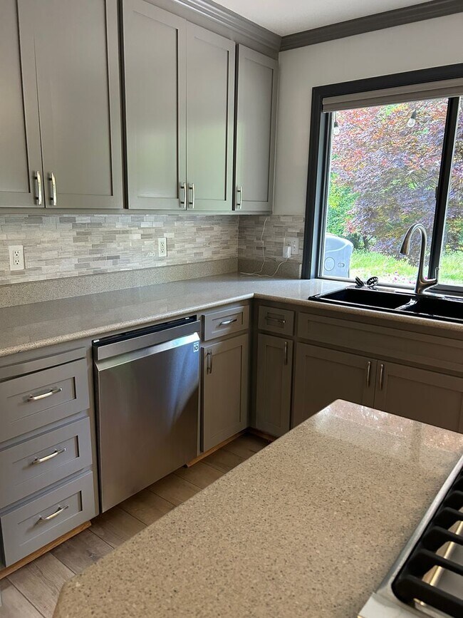 Building Photo - 3bd/2.5ba Redmond Home