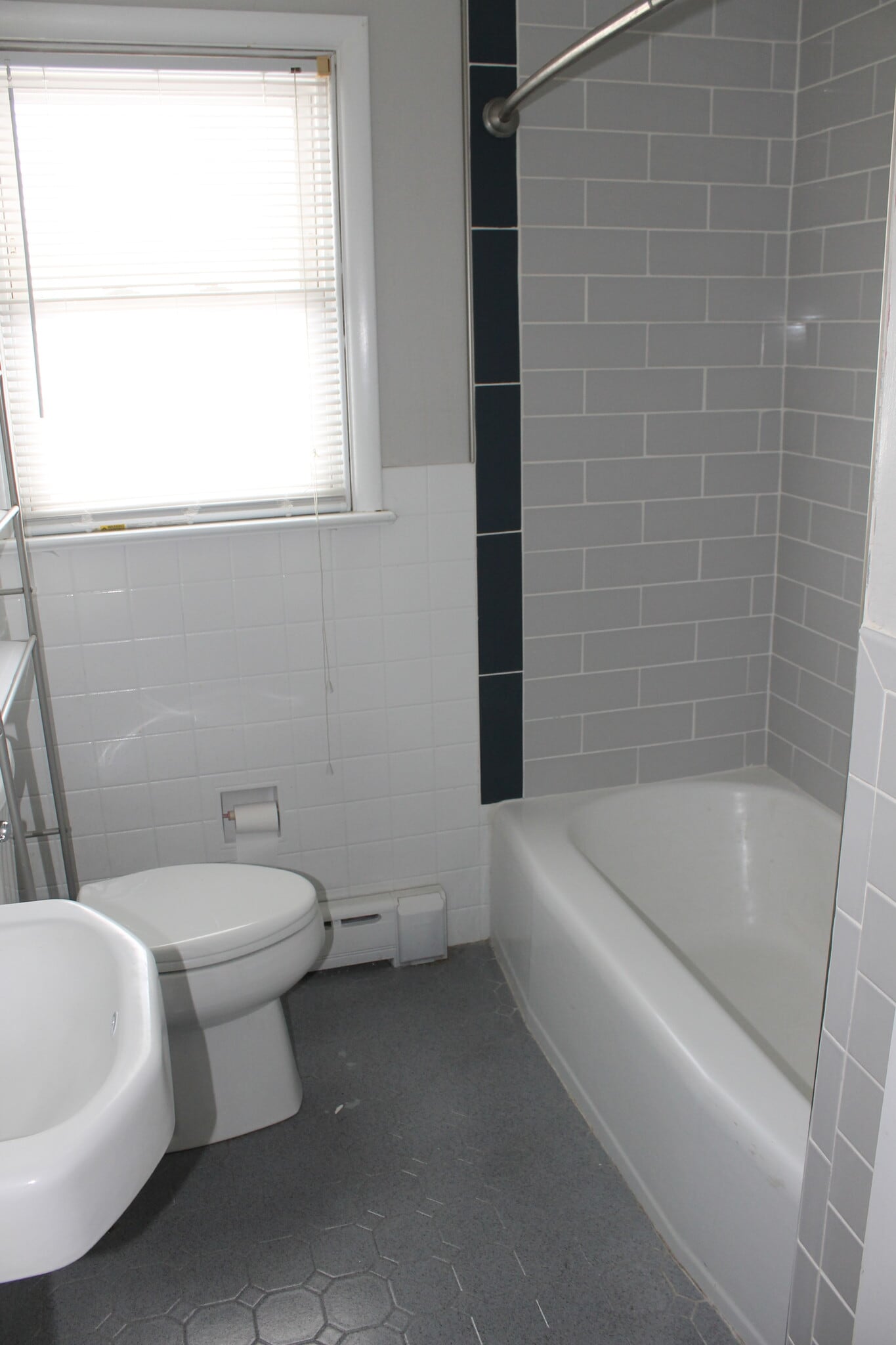 Building Photo - 121 S Main St