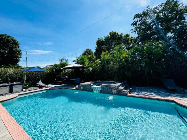 Building Photo - 1728 NE 40th St