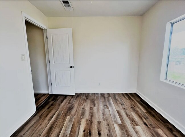 Building Photo - Beautiful 4 Bedroom 2 Bath