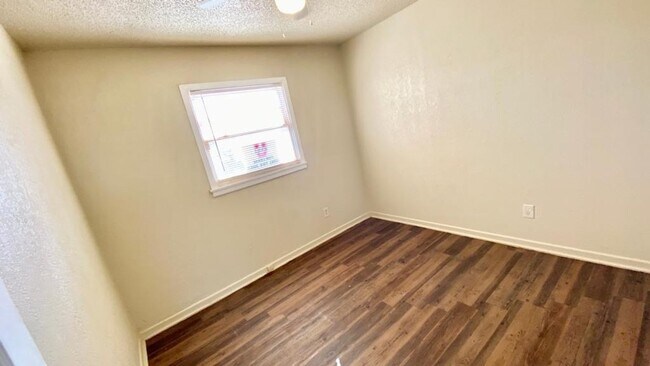 Building Photo - Handyman Special $0 First Month's Rent / “...