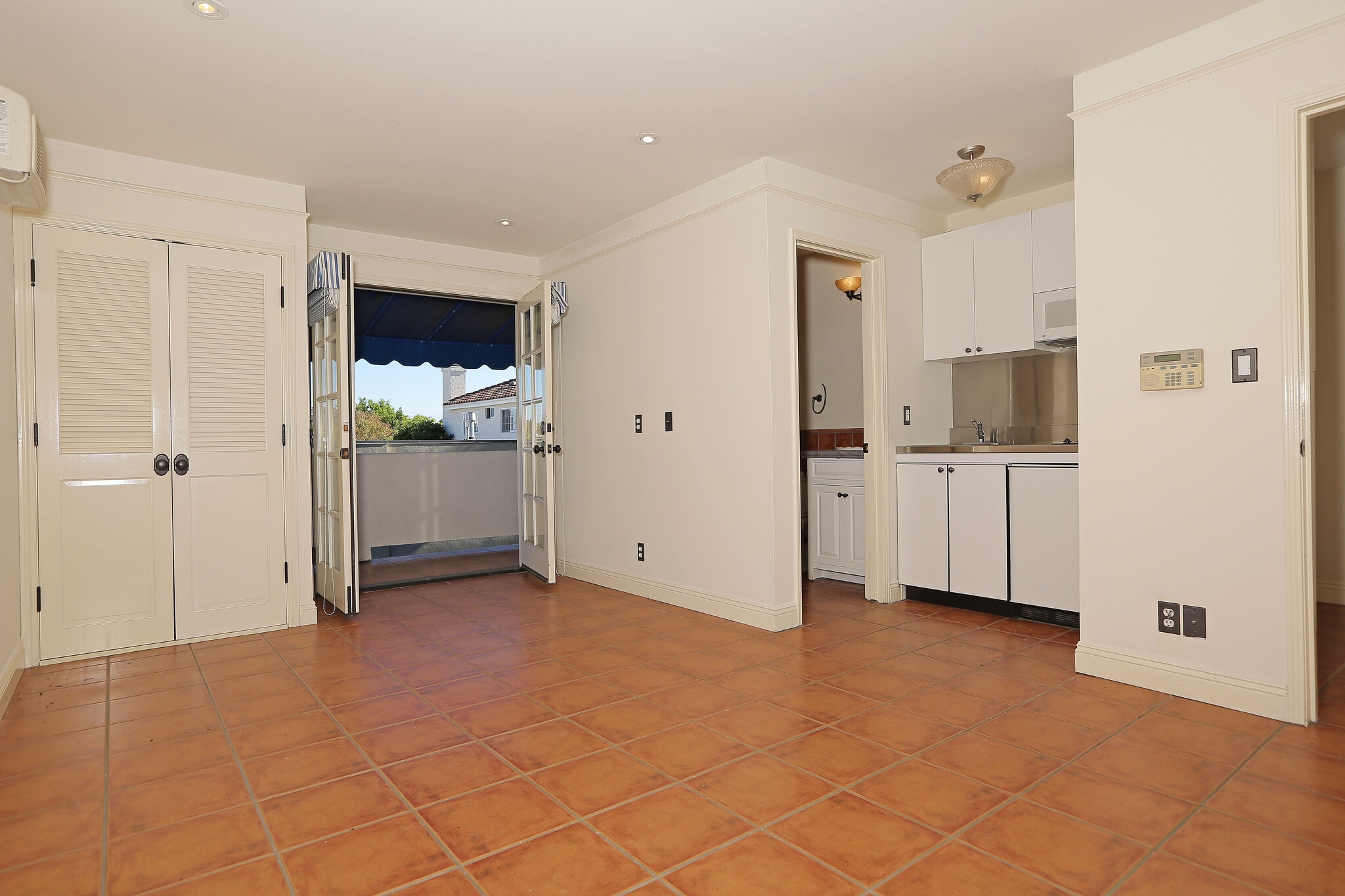 Living space - 344 S La Peer Dr