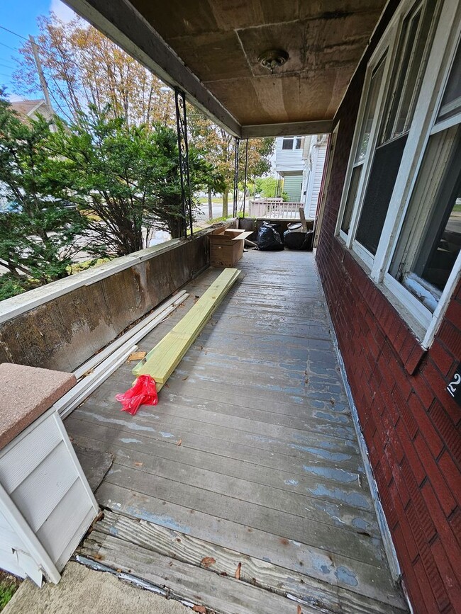 Building Photo - Lower 2 bedroom unit ALL UTILITIES INCLUDED