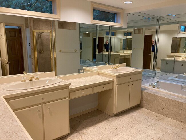 Building Photo - 3bd/3.5ba in Summit Executive Neighborhood