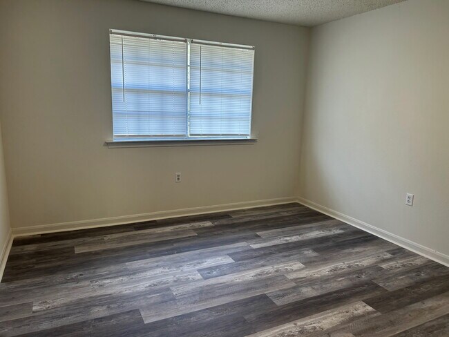 Building Photo - 1535 Savannah Dr