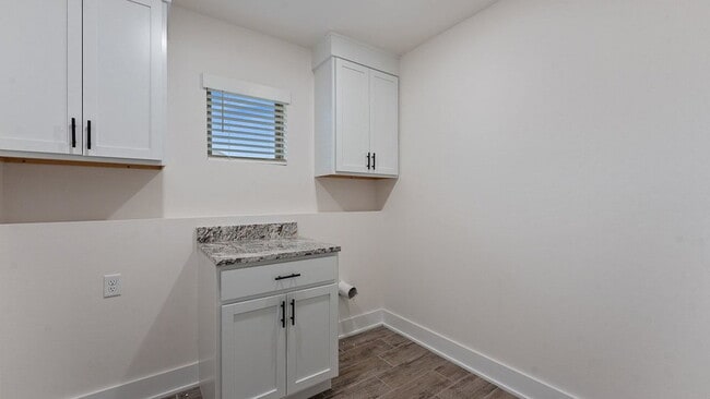 Building Photo - "Charming 3-Bedroom Retreat with Granite Finishes & Cozy Fireplace in Farmington!"