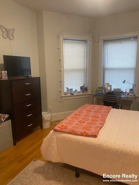 Building Photo - 1089 Beacon St