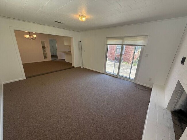 Building Photo - Pensacola - Lakeview - 3 bedroom, 2 bathroom