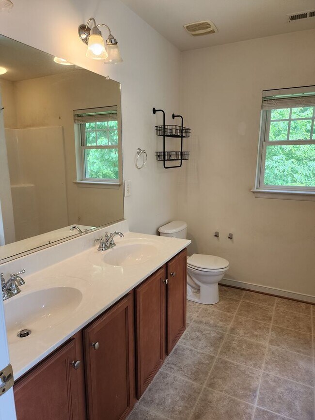 Building Photo - Beautiful Spacious Home in Huntington Place!