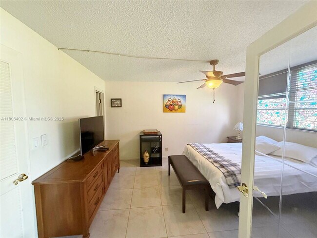 Building Photo - 9820 S Hollybrook Lake Dr