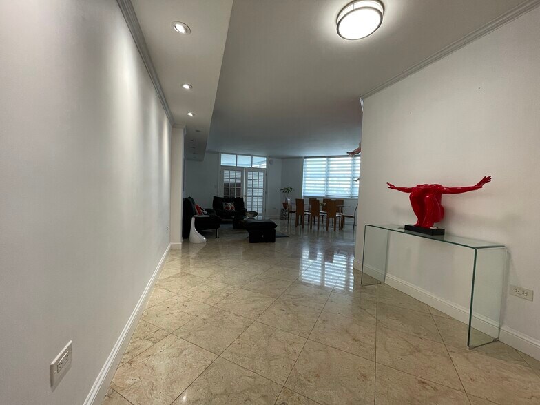 Building Photo - 999 Brickell Bay Dr