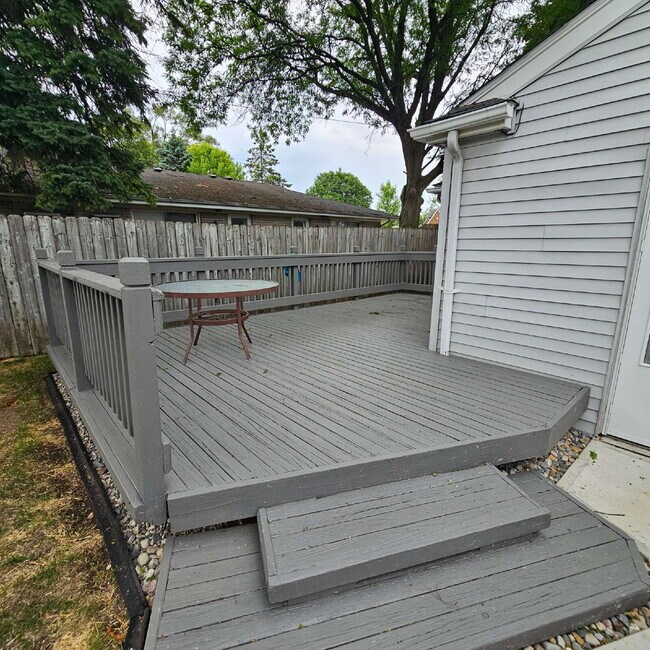 Building Photo - Charming 2-Bedroom Ranch in Royal Oak – Co...