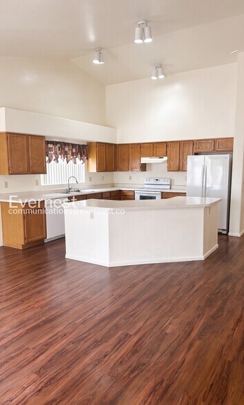 Building Photo - 931 W Antelope Creek Way
