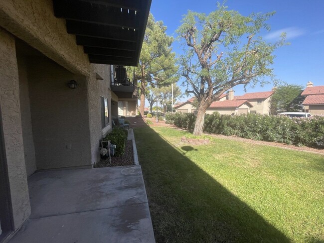 Building Photo - 3 Bed/ 2.5.Ba 2 story townhome , Gated Com...