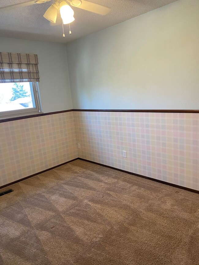 Building Photo - Wonderfully taken care of Tri Level Home w...