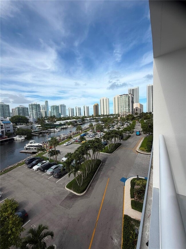 Building Photo - 400 Kings Point Dr