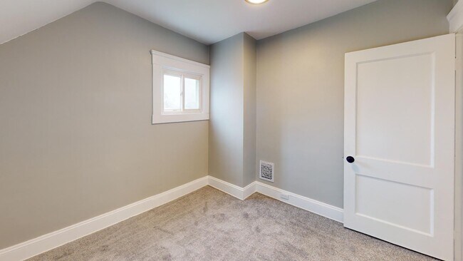 Building Photo - Old Brooklyn Area - 3 Bedroom Single Famil...