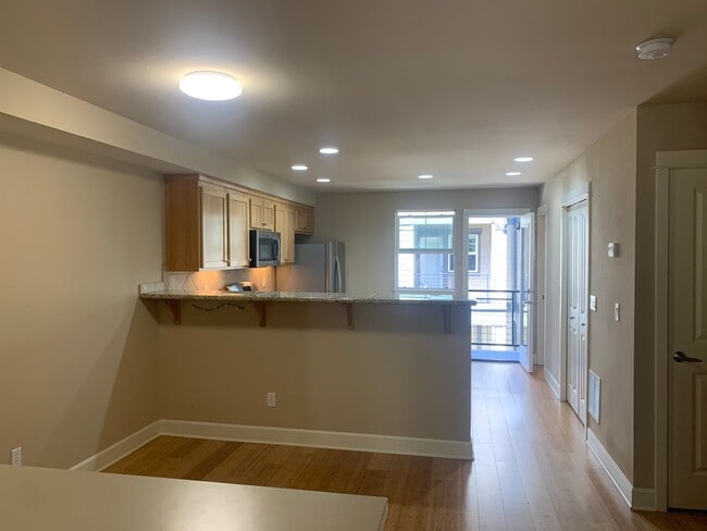Building Photo - West Seattle Townhouse