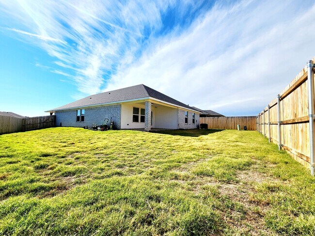 Building Photo - 18600 Luna Dr