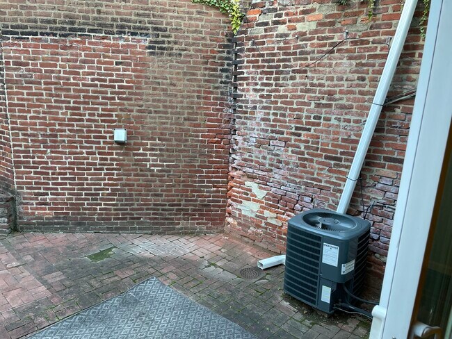 Building Photo - 944 New Market St