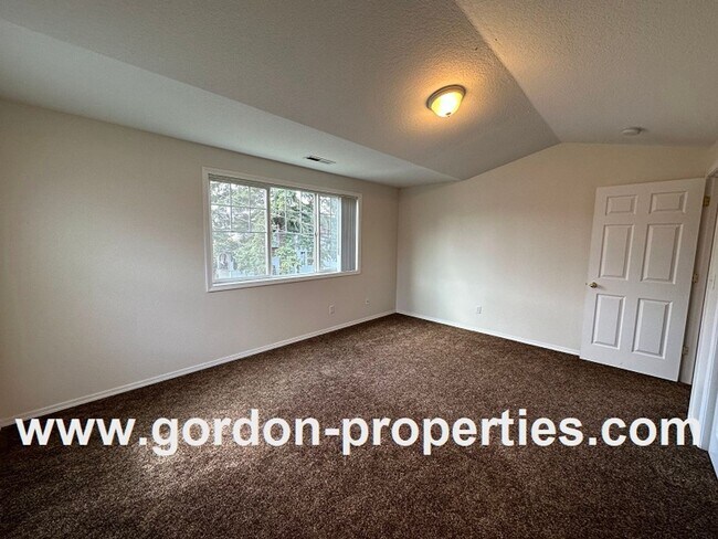 Building Photo - SE 73rd Ave - 3 bedroom townhouse in Mt Sc...