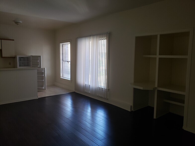 Building Photo - 432 S. New Hampshire