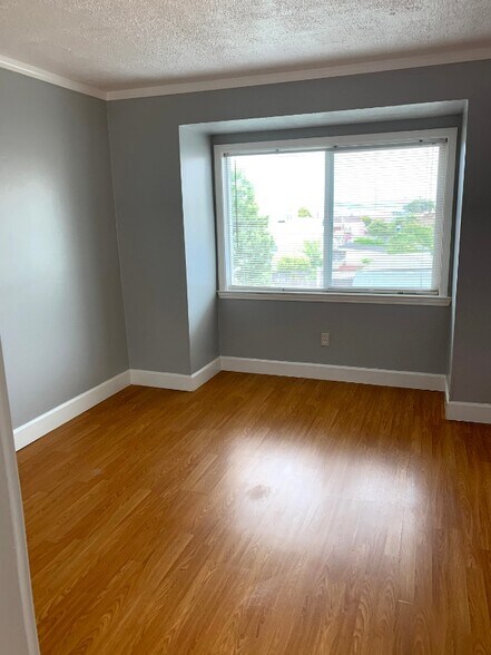 Primary Photo - 151 Evergreen Ave