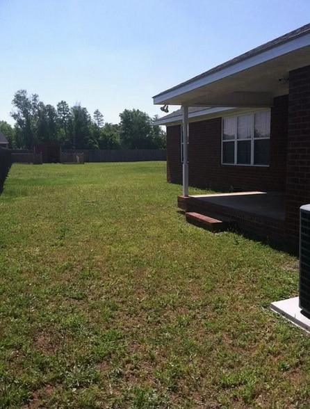 Building Photo - 11 Cherie Ln