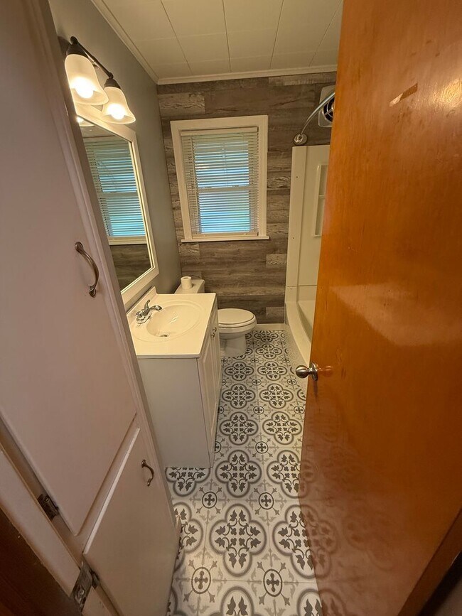 Building Photo - Struthers , 3 bedroom home with full basement and garage.