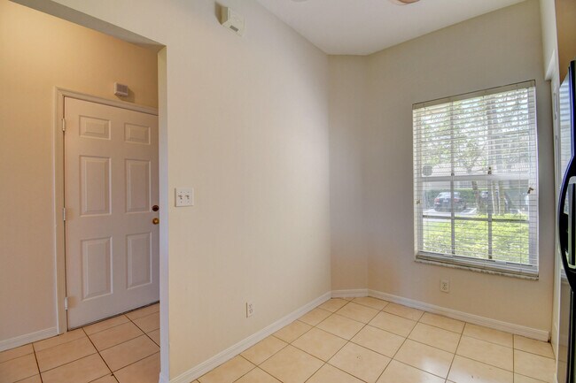 Building Photo - 6414 Park Lake Cir