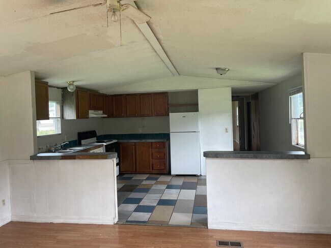 Building Photo - 4 BR 2 Bath 1,216 sq ft singlewide mobile ...