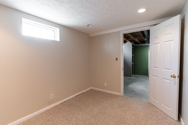 Building Photo - Welcome to this charming 3-bedroom, 2 full...