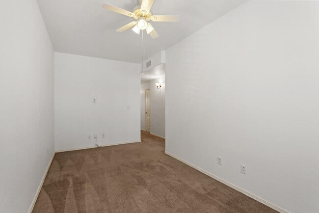 Building Photo - 561 Green Village Ct