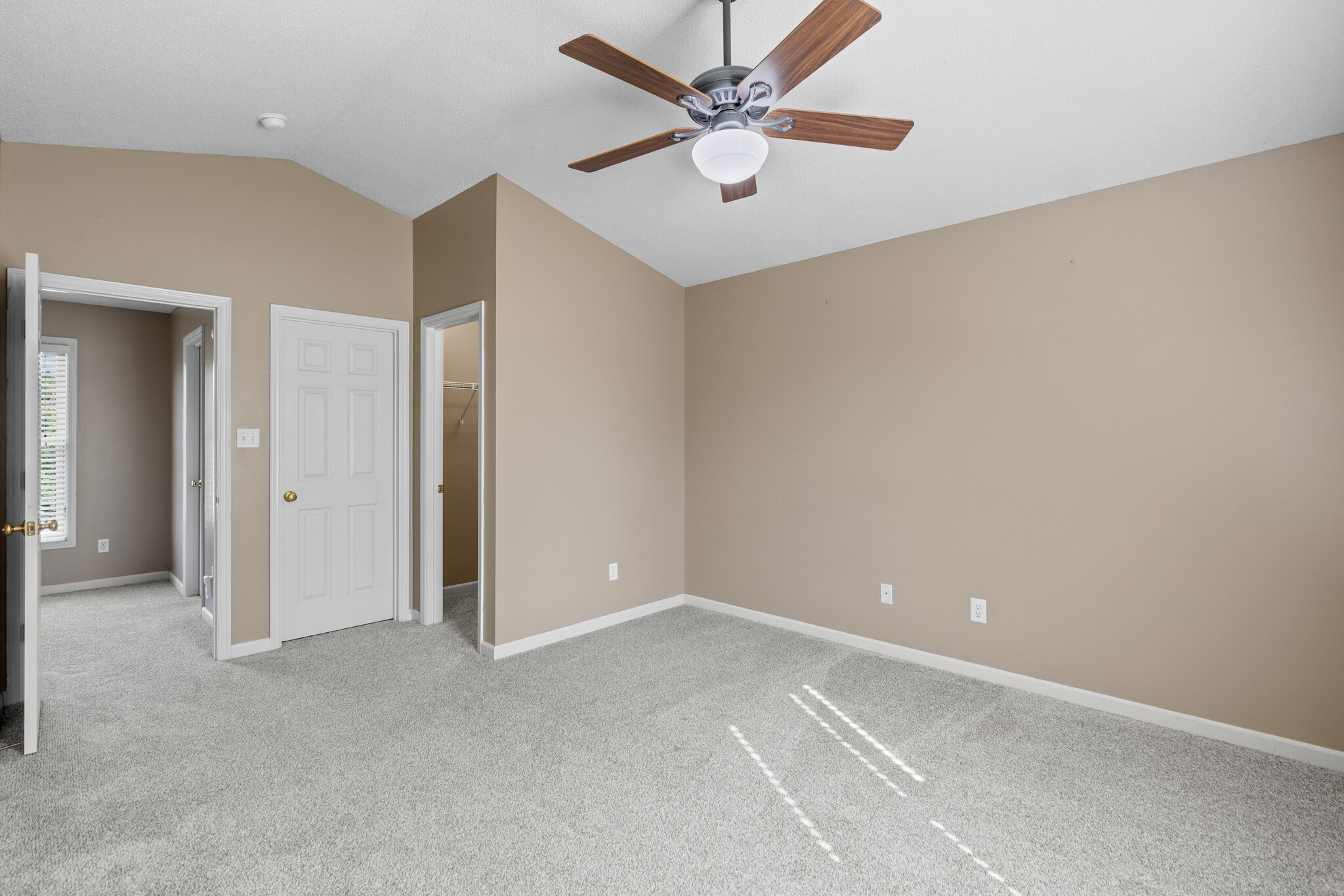 Building Photo - 576 Donna Marie Dr