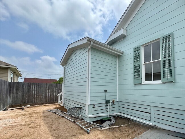 Building Photo - 1312 35th St