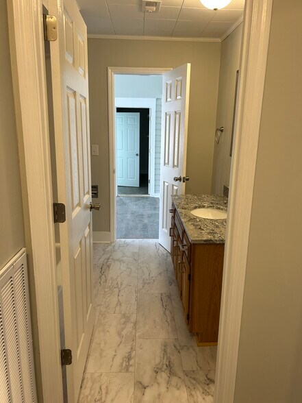 Building Photo - 600 Villard Dr