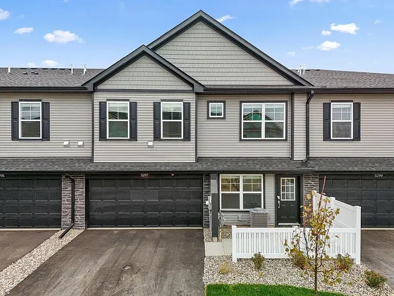 Primary Photo - 5297 Long Pointe Pass