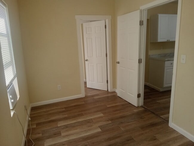 Building Photo - MOVE In now - Cottage in St. Pete for Rent