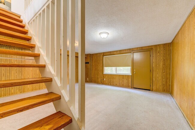 Building Photo - 25 Tower Hill Ct