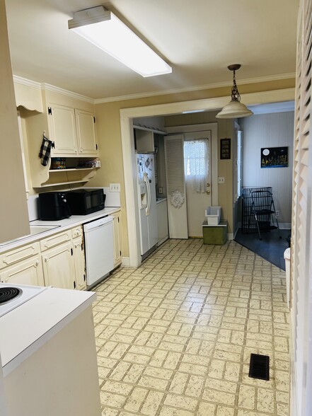 Building Photo - 1040 Roundknob Ave